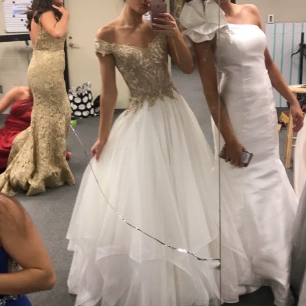 A-line white and gold gown - Picture 5 of 6